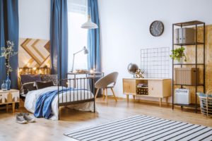 Le lino imitation plancher en bois donne un aspect chaleureux à une chambre.
