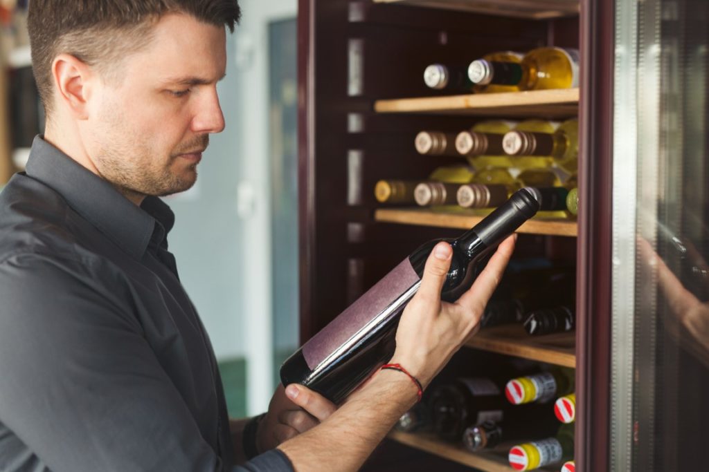 Le prix d'une armoire à vin dépend principalement de sa capacité de stockage.