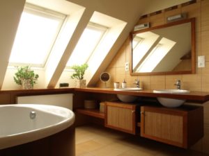 Voici quelques bons conseils et astuces pour réussir l’aménagement d’une salle de bain sous les combles.