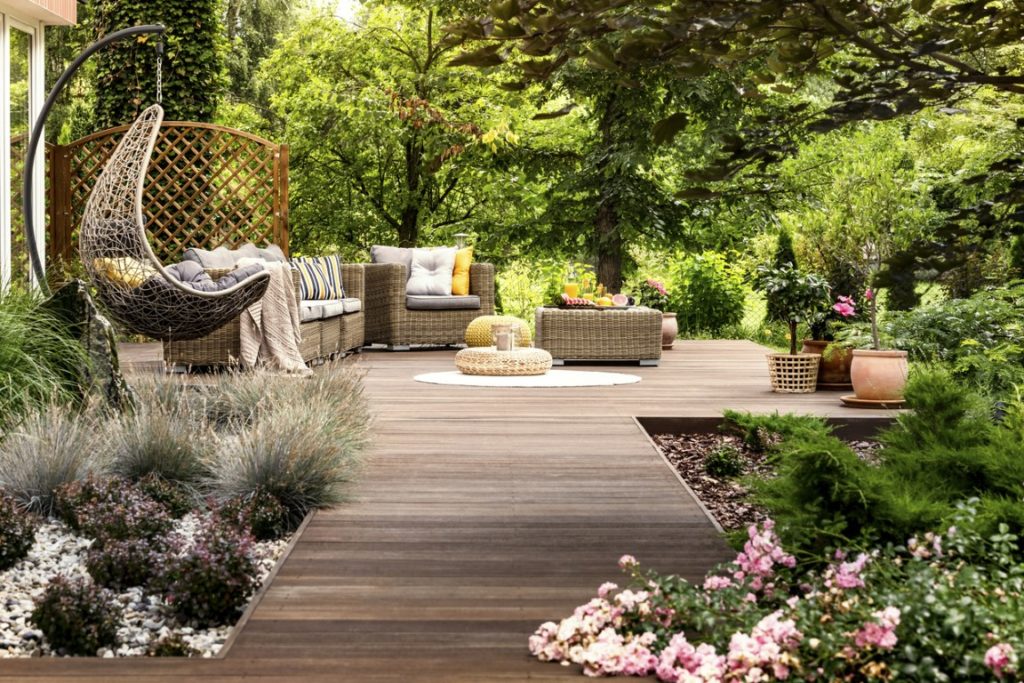 Les terrasses en bois sont à la mode car elles apportent du charme et de l'authenticité tout en restant dans la tendance.