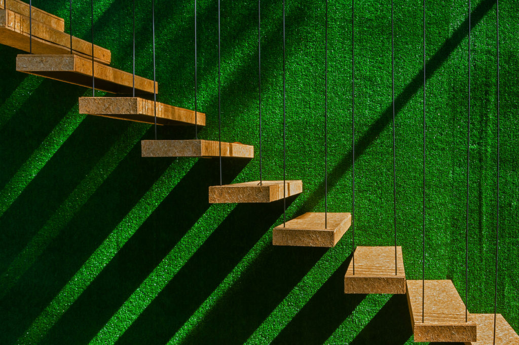 Escalier suspendu dans un intérieur moderne